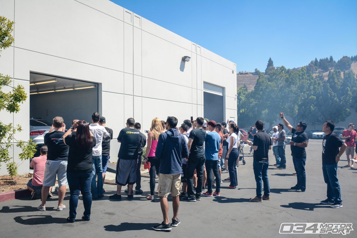 Crowd surrounds 034Motorsport Dyno to watch C7 Audi RS7